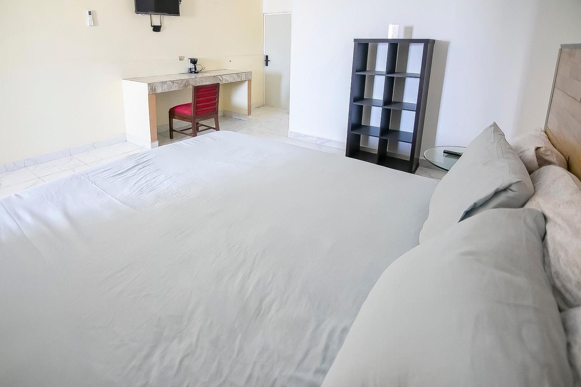 Oyo Hotel Plaza Las Torres, Кабо Сан Лукас Екстериор снимка