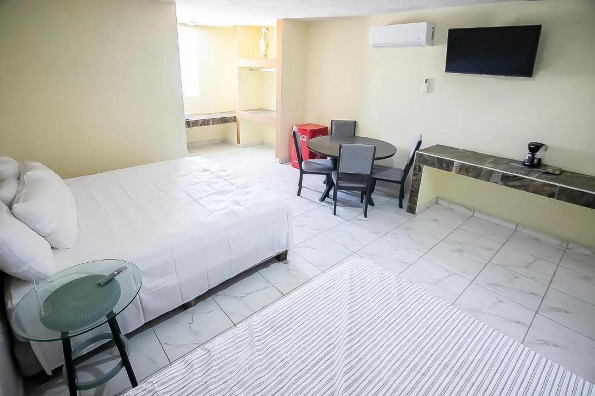Oyo Hotel Plaza Las Torres, Кабо Сан Лукас Екстериор снимка